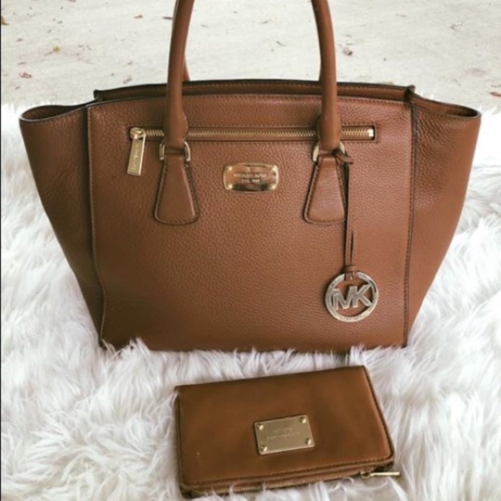 ❌SOLD❌Authentic Michael Kors purse and wallet set